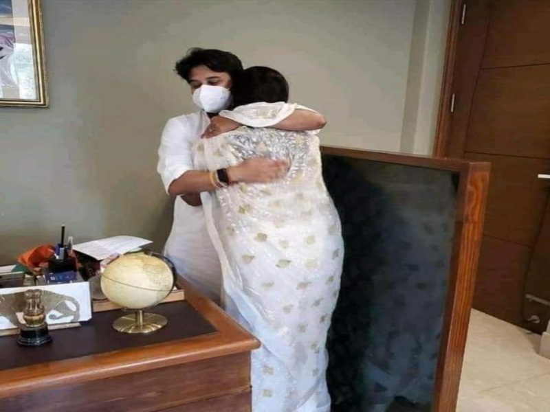 महाराज साहब बधाई हो कहकर इमरती हुईं भावुक, ज्योतिरादित्य ने लगाया गले